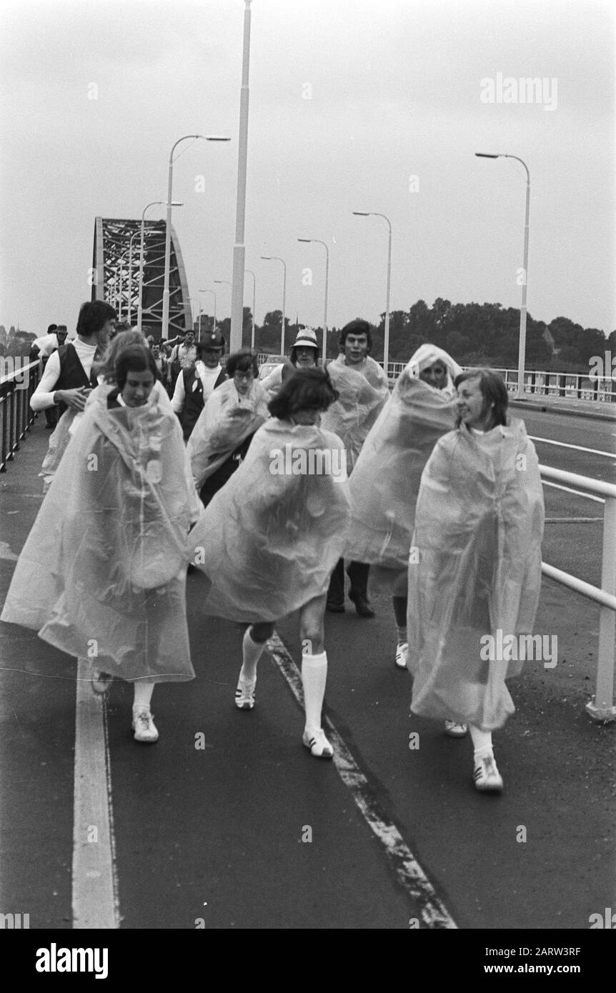 Début 61ème quatre jours de Nimègue; marcheurs en vêtements de pluie sur le pont Date: 19 juillet 1977 lieu: Nimègue mots clés: VIEMAGE Banque D'Images