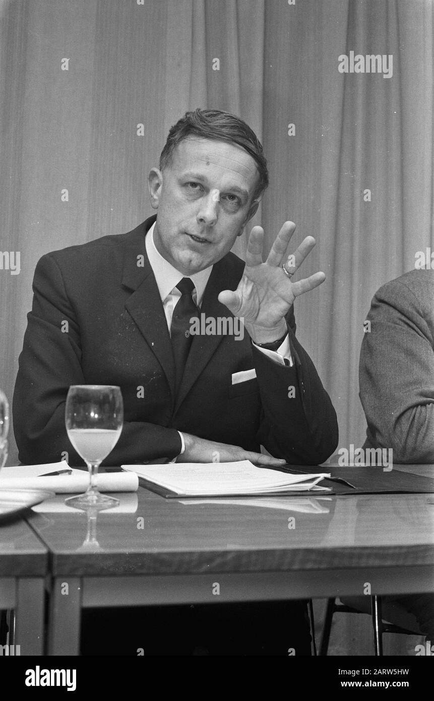 Prof. P.A.J.M. (Piet) Steenkamp (KVP), a été fondateur de l'ADC, président de la première chambre et formateur du cabinet. La Haye, Pays-Bas, 18 Juin 1971; Banque D'Images