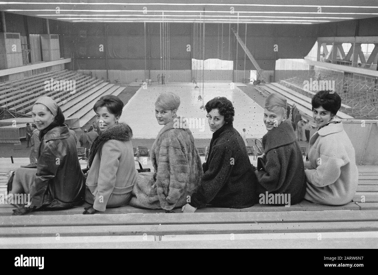 Stars in the Ice Show Holiday on Ice Charlotte Balla, Hanna Launel, Hanna Walter, M. Simone, Liz Kaufmann et R. Sodoma Date: 13 mars 1961 lieu: Amsterdam mots clés: Patinage artistique, régues, stands Nom personnel: Balla, Charlotte, Kaufmann, Liz, Launel, Hanna, Simone, M., Sodoma, R., Walter Hanna, Walter Hanna Banque D'Images