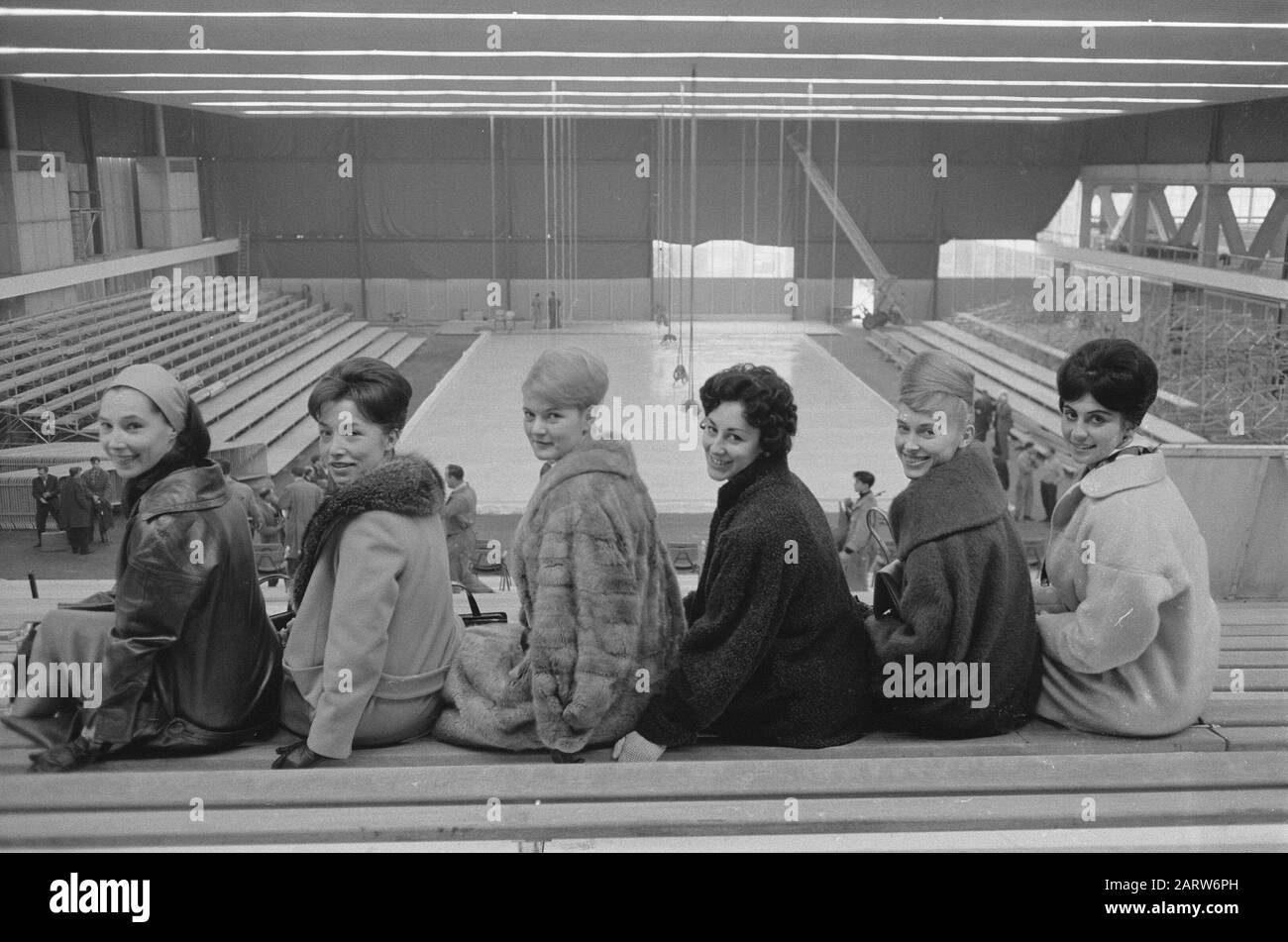 Stars in the Ice Show Holiday on Ice Charlotte Balla, Hanna Launel, Hanna Walter, M. Simone, Liz Kaufmann et R. Sodoma Date : 13 mars 1961 mots clés : patinage artistique Nom personnel : Balla, Charlotte, Kaufmann, Liz, Launel, Hanna, Simone, M., Sodoma, R., Walter, Hanna Banque D'Images