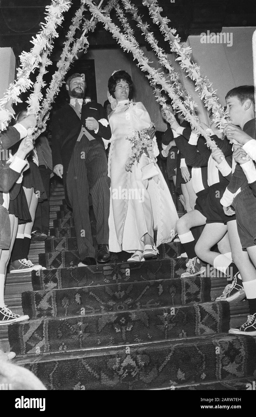 Mariage du champion de patinage Stien Kaiser et Hisco Baas te Delft Stin Kaiser et du mari Hisco Baas descendre les escaliers Date: 31 mars 1971 lieu: Delft, South-Holland mots clés: Mariages, escaliers Nom personnel: Boss, Hisco, Kaiser, Sten Banque D'Images