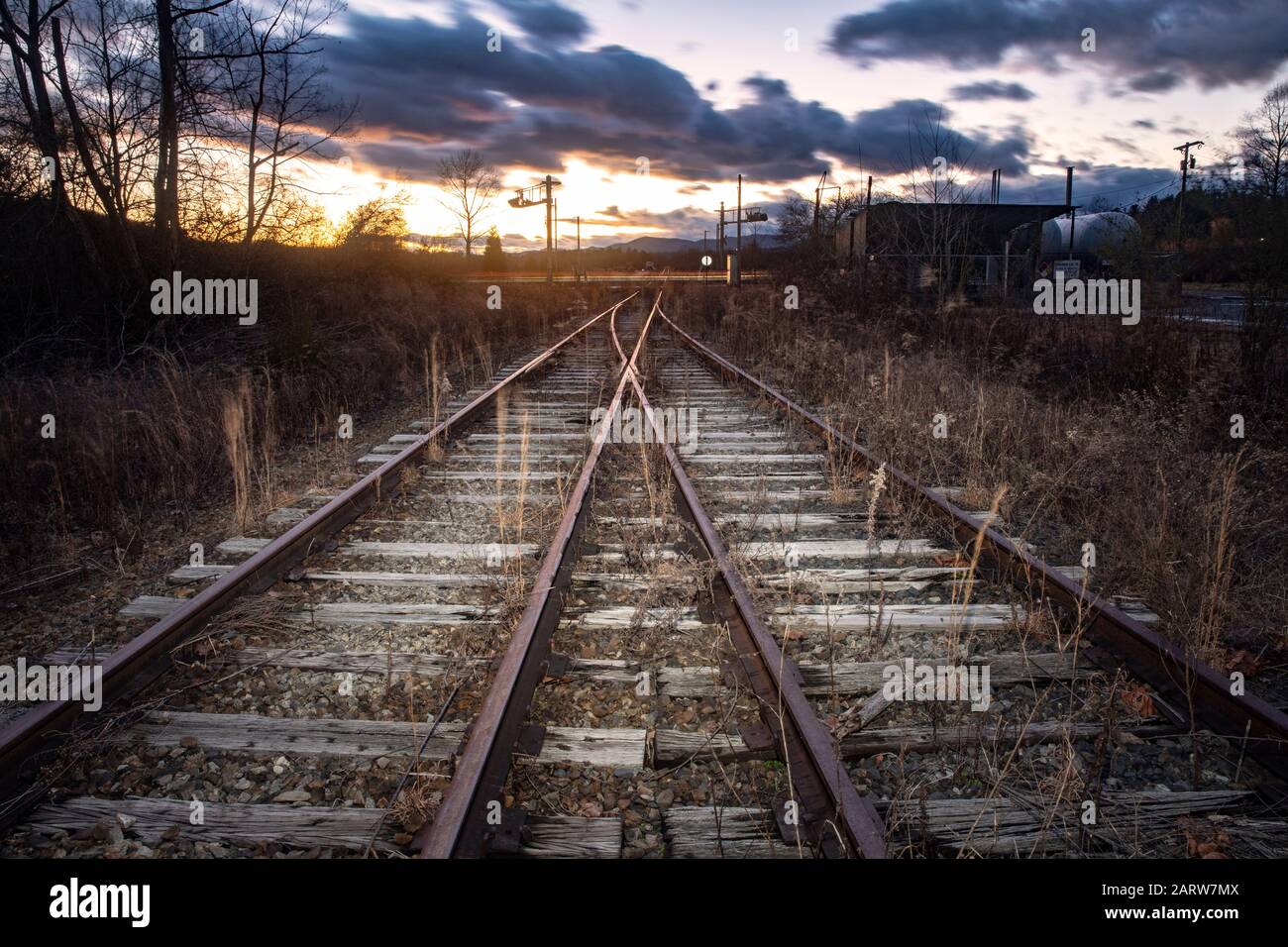 Moody pittoresque de voies de chemin de fer (commutateur de chemin de fer) au coucher du soleil à Penrose (près de Brevard), Caroline du Nord, États-Unis Banque D'Images