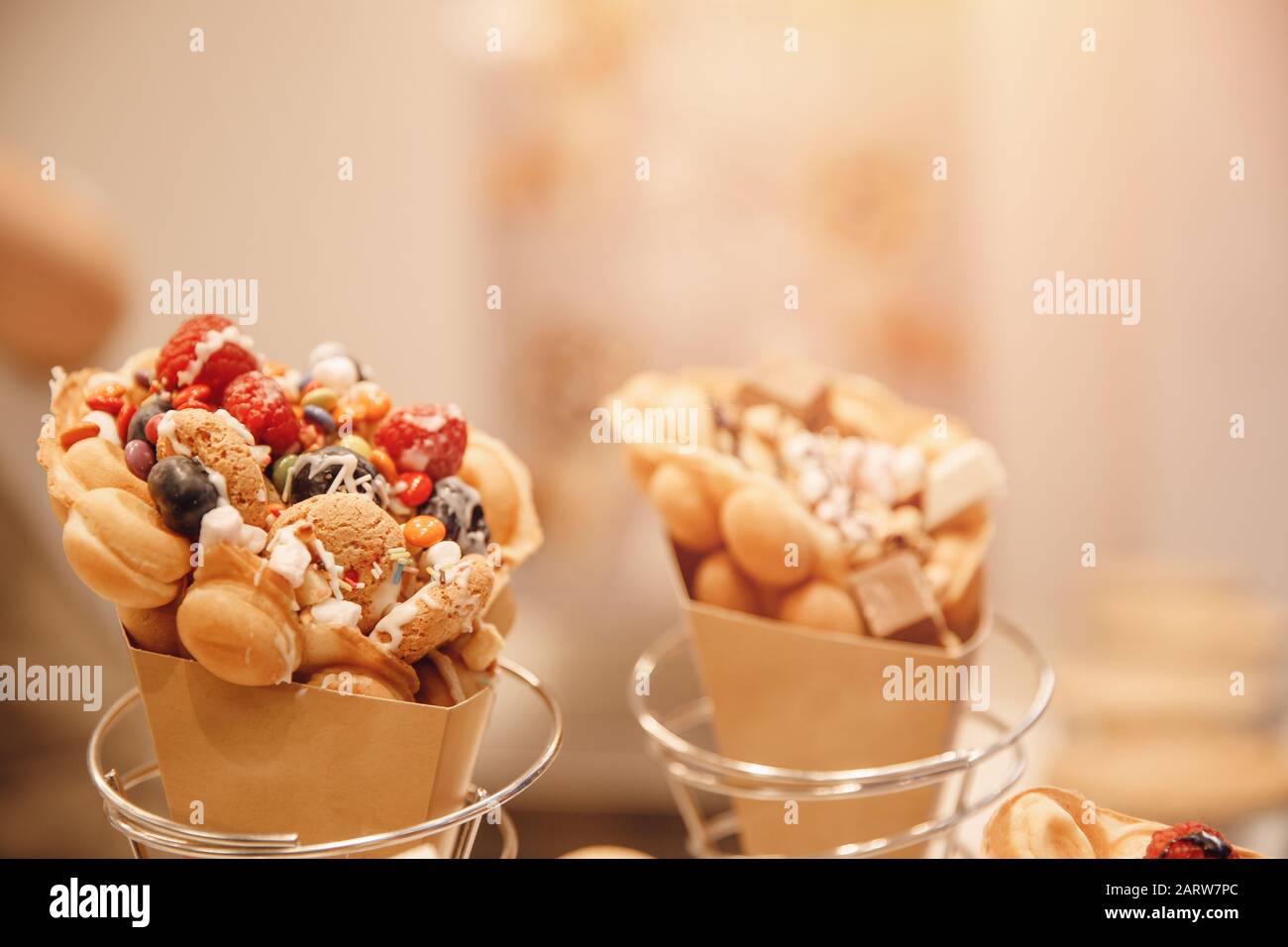 Hong kong ou gaufres à bulles avec crème glacée aux fraises sur le comptoir de boulangerie en italie venise Banque D'Images