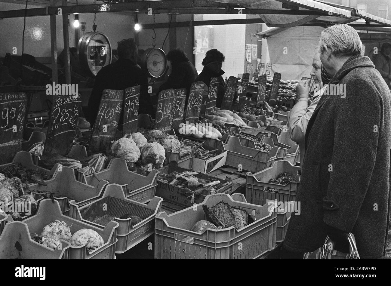 Hausse des prix des légumes due au froid persistant l'approvisionnement en légumes à la Dappermarkt à Amsterdam/fumée négative Date: 11 janvier 1985 lieu: Amsterdam, Noord-Holland Banque D'Images
