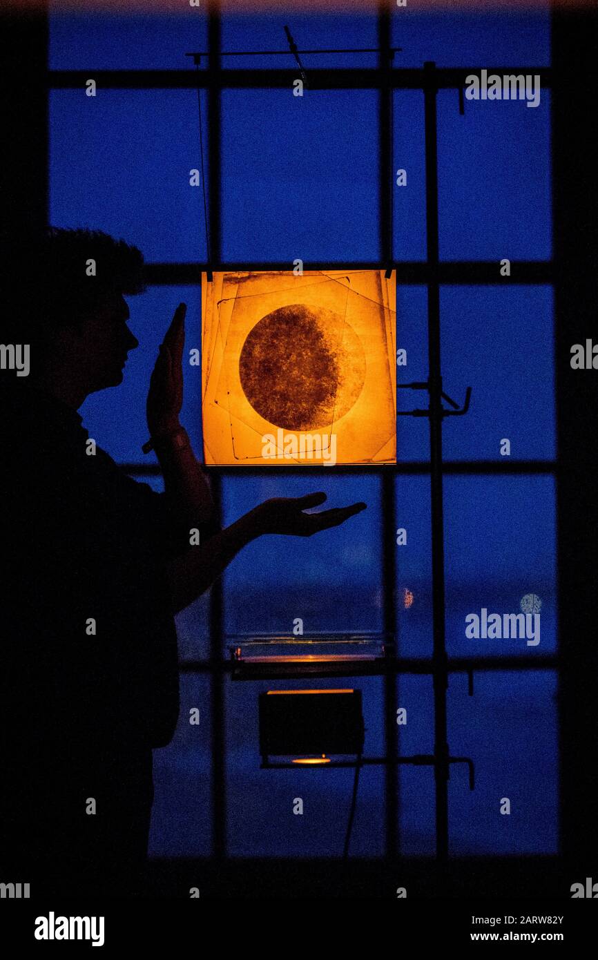 L'artiste James Russell de JAMESPLUMB se tient à côté d'un instrument optique avec une projection de lumière à travers le verre qui crée des silhouettes qui évoquent la surface lunaire, au temple de Mussenden près de Castlerock dans le comté de Londonderry, où lui et Hannah Plumb présenteront Silent Light, La toute première installation légère et l'expérience du ciel sombre, du 9 au 23 février 2020, en collaboration avec la National Trust. Banque D'Images