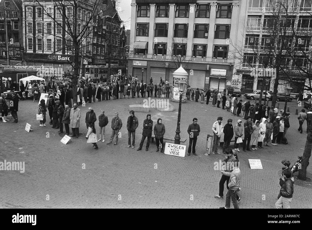 Manifestations pour la paix, Pâques 1983 Stiltekring au Leidseplein à Amsterdam Date: 2 avril 1983 lieu: Amsterdam, Noord-Holland mots clés: Mouvement antinucléaire d'armes, manifestations, mouvement de paix Banque D'Images