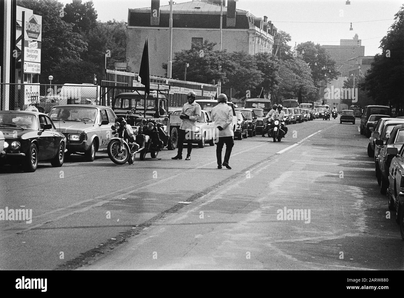 Chariots de tendeners de plage de Scheveningen pour le min. Des affaires économiques avec une pétition pour l'indemnisation des dommages causés par la tempête et le mauvais temps Date: 24 juillet 1980 lieu: Scheveningen, Zuid-Holland mots clés: Manifestations, ministères, tenthouders de plage Banque D'Images