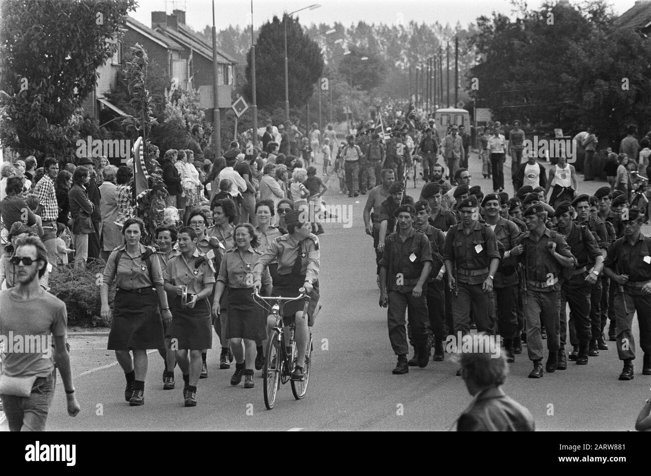Les 59ème Quatre Jours de Nimègue en 1975 les randonneurs Corte de l'armée sur le chemin de Valbrug Date: 15 juillet 1975 lieu: Gueldre, Valbrug mots clés: Forces armées, soldats, parades, arbres, randonneurs, randonnée pédestre Banque D'Images