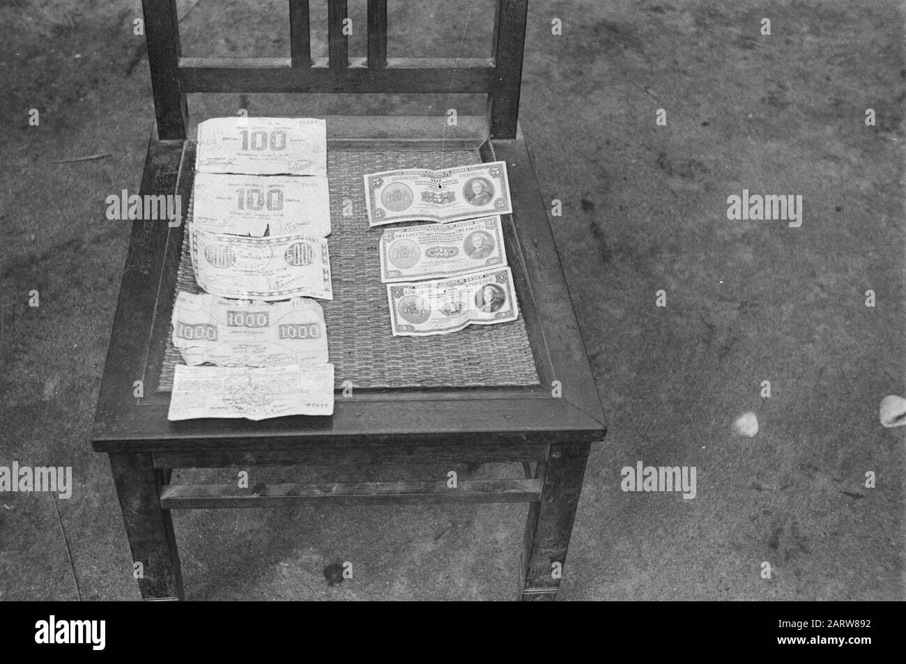 Le long de la ligne Status Quo, au sud de la zone libérée sur la côte est de Sumatra le long de la rivière Asahan [chaise avec des billets républicains et néerlandais indiens de diverses valeurs] Date : 10 février 1948 lieu : Batavia, Indonésie, Indonésie, Java, Hollandais East Indies, Sumatra Banque D'Images