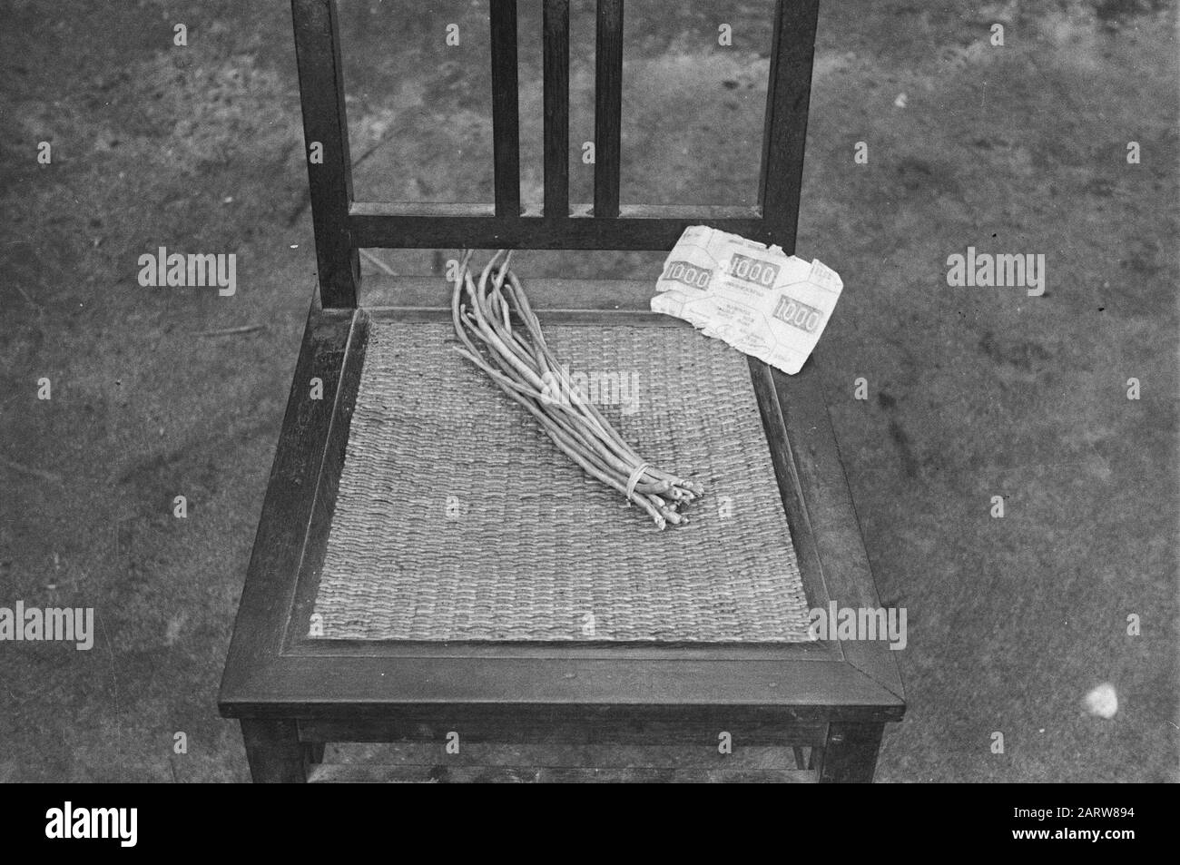 Le long de la ligne Status Quo, au sud de la zone libérée sur la côte est de Sumatra le long de la rivière Asahan [siège avec un 1000 rupiah de billets républicains et un groupe de gousses?] Date : 10 février 1948 lieu : Batavia, Indonésie, Indonésie, Java, Hollandais East Indies, Sumatra Banque D'Images