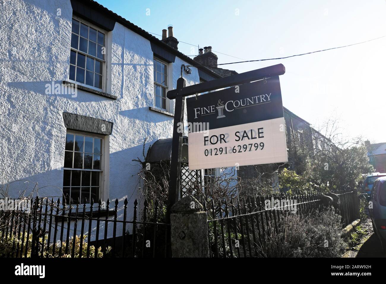 Maison à vendre panneau à l'extérieur d'une propriété traditionnelle de chalet en pierre Dans le village de St Briavels Gloucestershire Angleterre Royaume-Uni Grande-Bretagne KATHY DEWITT Banque D'Images