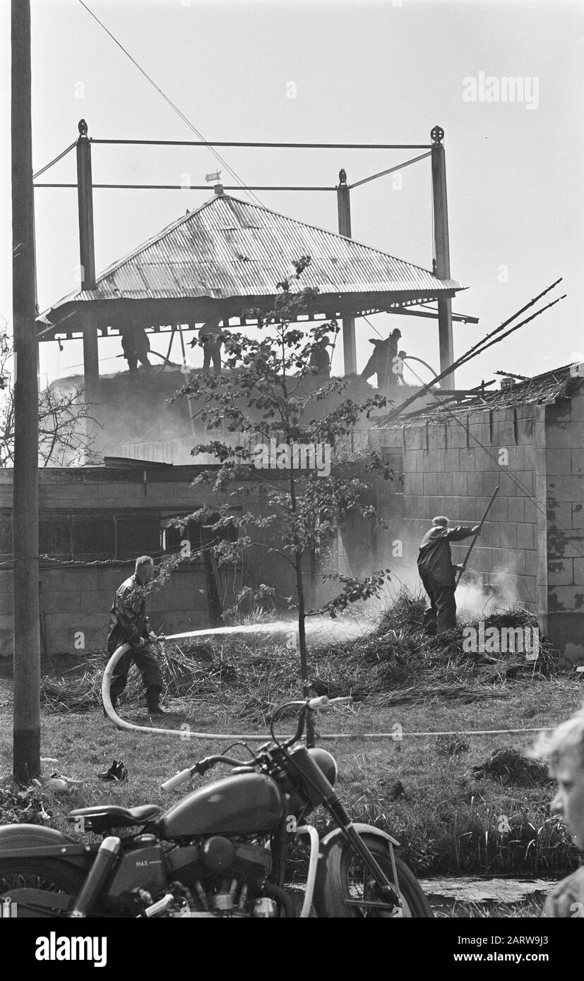 Les avions de chasse se crash à la ferme, devant la ferme, éteindre la ferme en ruine Date : 20 juillet 1959 mots clés : plantages d'avion Banque D'Images