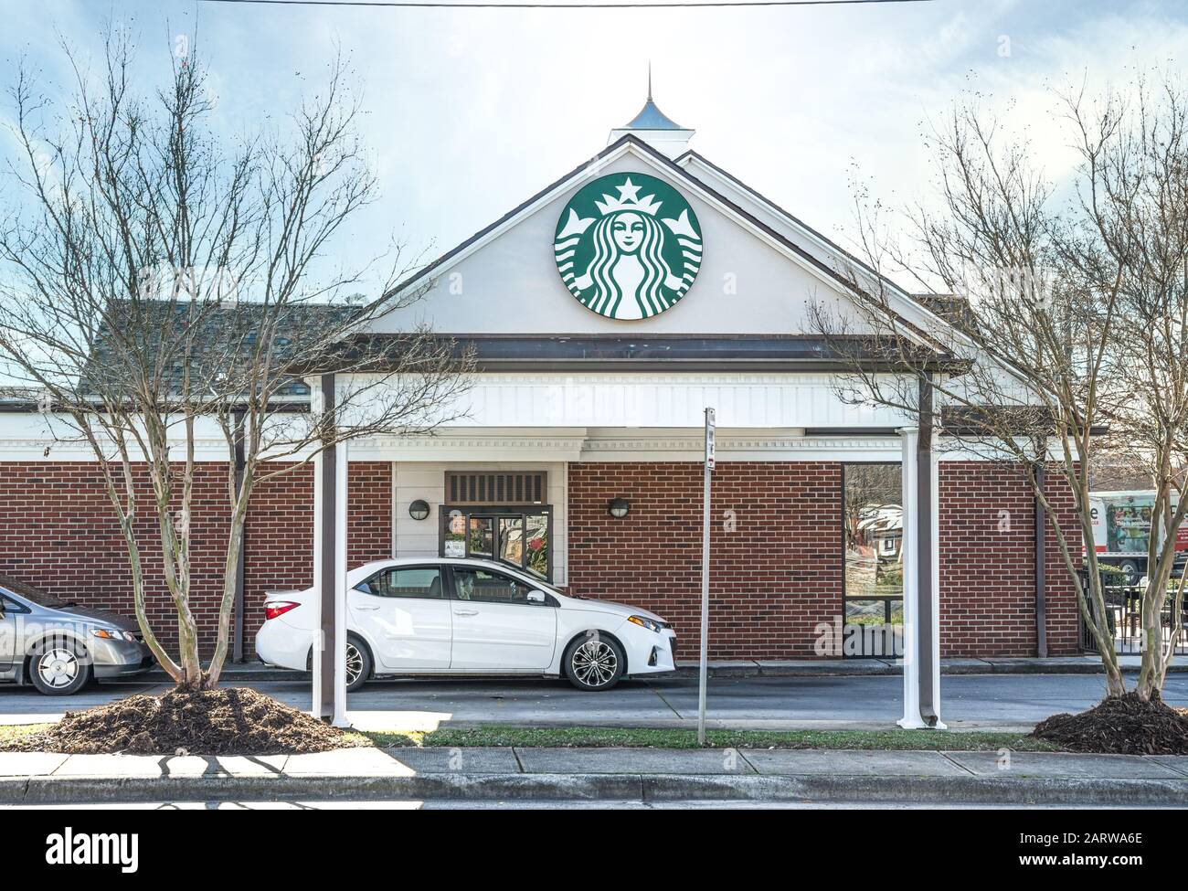 Hickory, Caroline du Nord, États-Unis-26 JANVIER 2020 : une voie de circulation d'un Starbucks. Banque D'Images