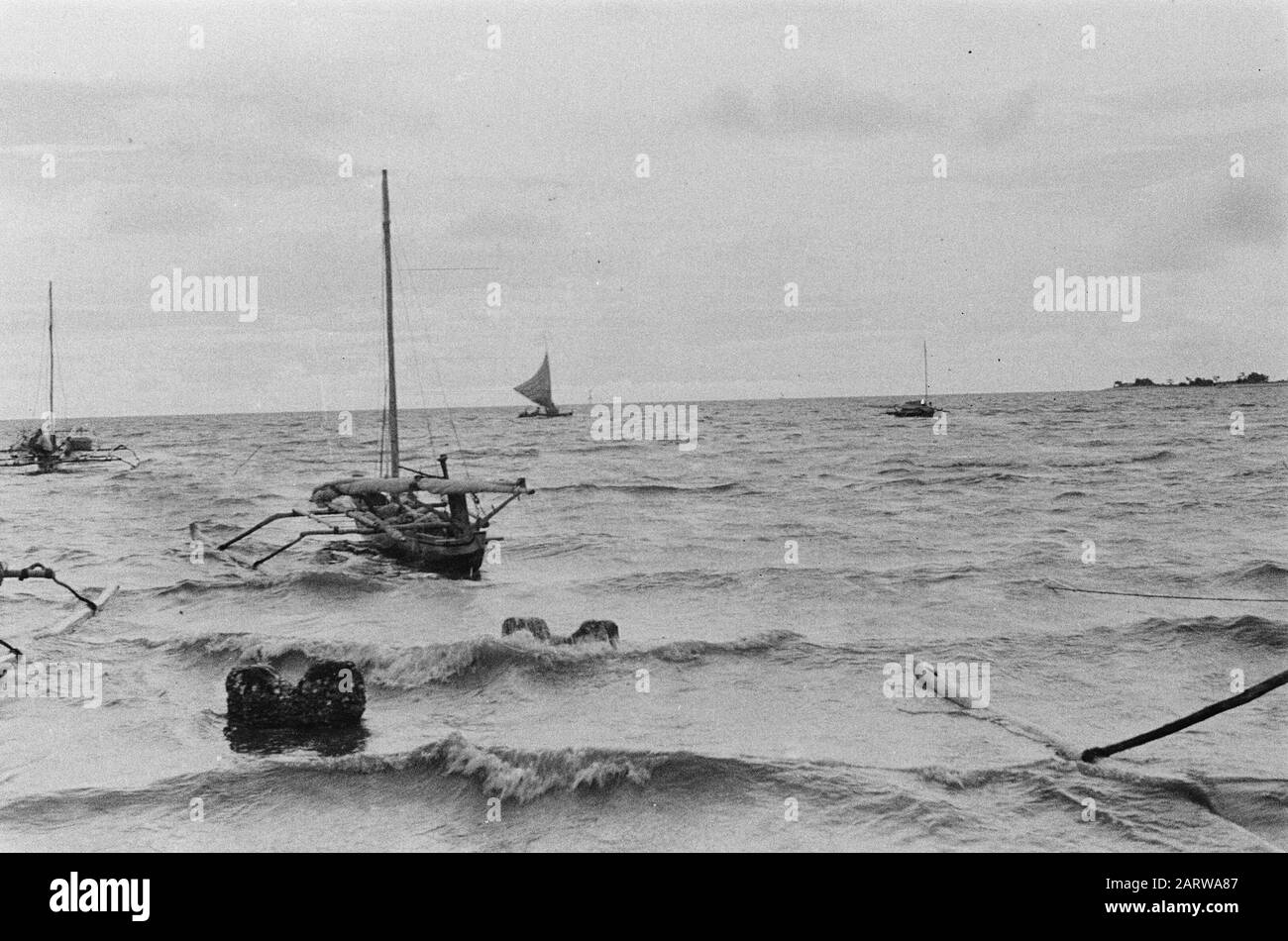 Visite Du Ministre Romme En Grande-Orient [Makassar, Menado, Ambon, Flores, Surabaya] Plage Avec Bateaux De Pêche Date: 1947 Lieu: Indonésie, Pays-Bas Indes De L'Est Banque D'Images