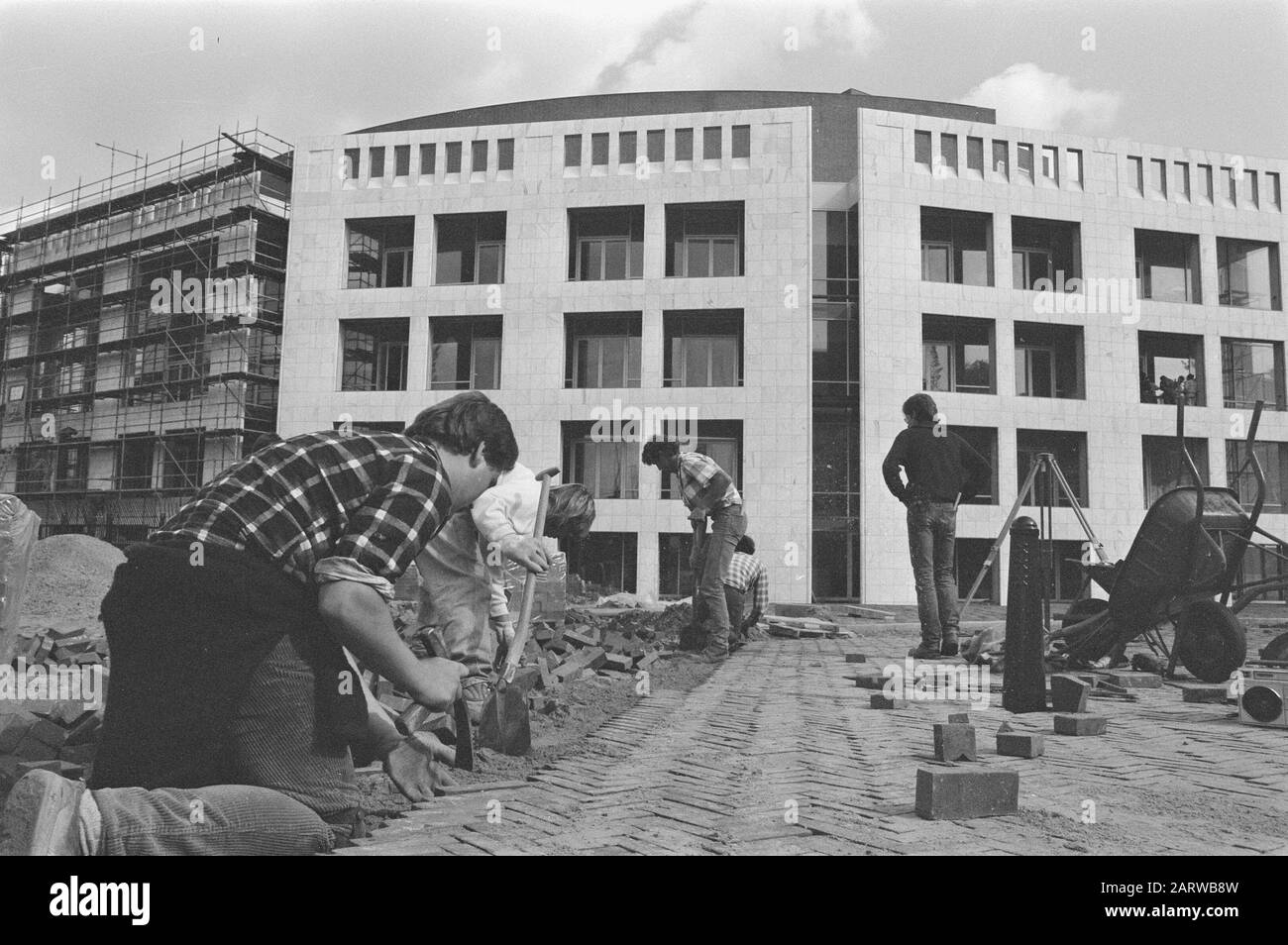 Les constructeurs de rue ont pavé le trottoir devant le «Stopera» à Amsterdam Date: 12 juin 1986 lieu: Amsterdam, Noord-Holland mots clés: Street Makers Nom de l'établissement: Stopera Banque D'Images