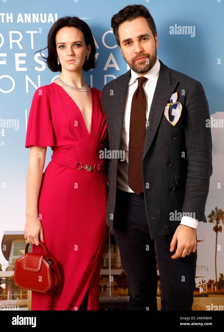 Charlotte Carroll (à gauche) et Diego Bivero-Volpe présents à l'événement  Newport Beach Film Festival UK Honors qui s'est tenu à Londres, au  Royaume-Uni Photo Stock - Alamy