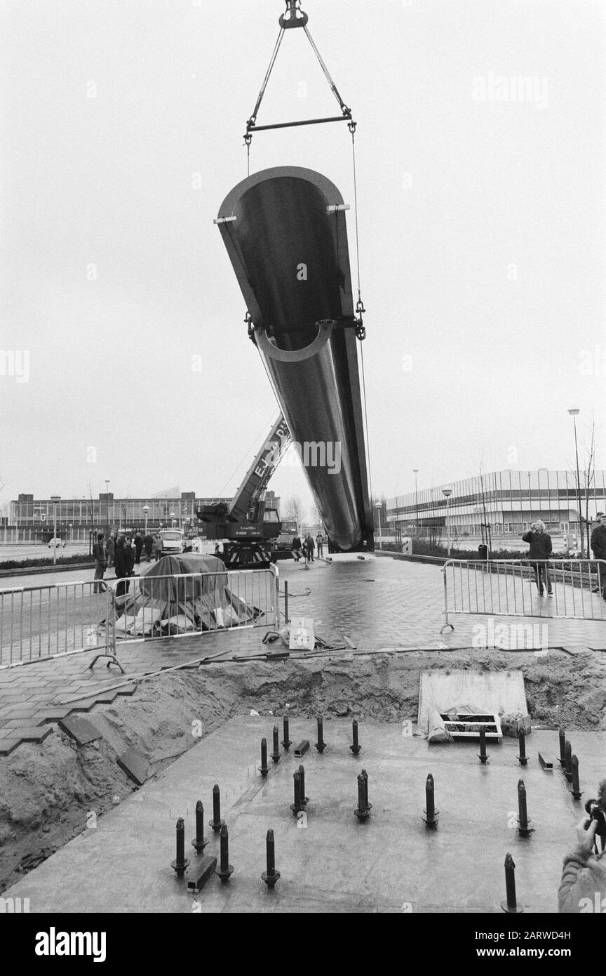 Devant l'entrée de Jaarbeurs à Utrecht, d'énormes œuvres d'art ont été placées, conçues par l'artiste A. Volten 28 m colonne d'acier inoxydable Date: 23 décembre 1980 lieu: Utrecht mots clés: JAARBURSE, entrées, artistes, oeuvres d'art Nom personnel: Volten, A. Banque D'Images