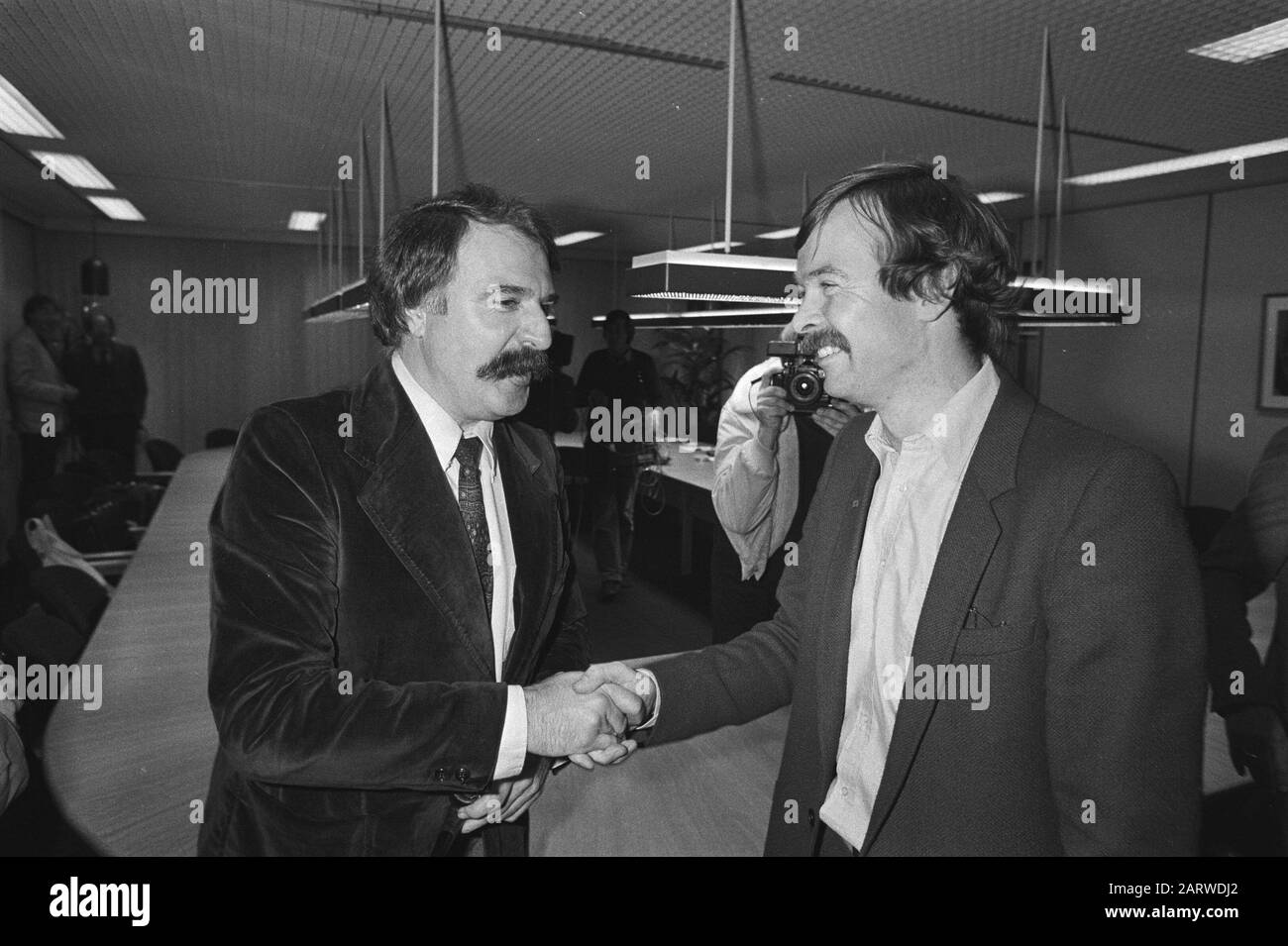 Le ministre Van der Louw (PvdA, CRM) a parlé cet après-midi avec les parties au conflit NIS : le nos et les fédérations de radiodiffusion Van der Louw (à gauche) ont accueilli l'anglais Date : 19 octobre 1981 mots clés : ministres, radiodiffuseur, syndicats Nom personnel : Louw, André van der Banque D'Images