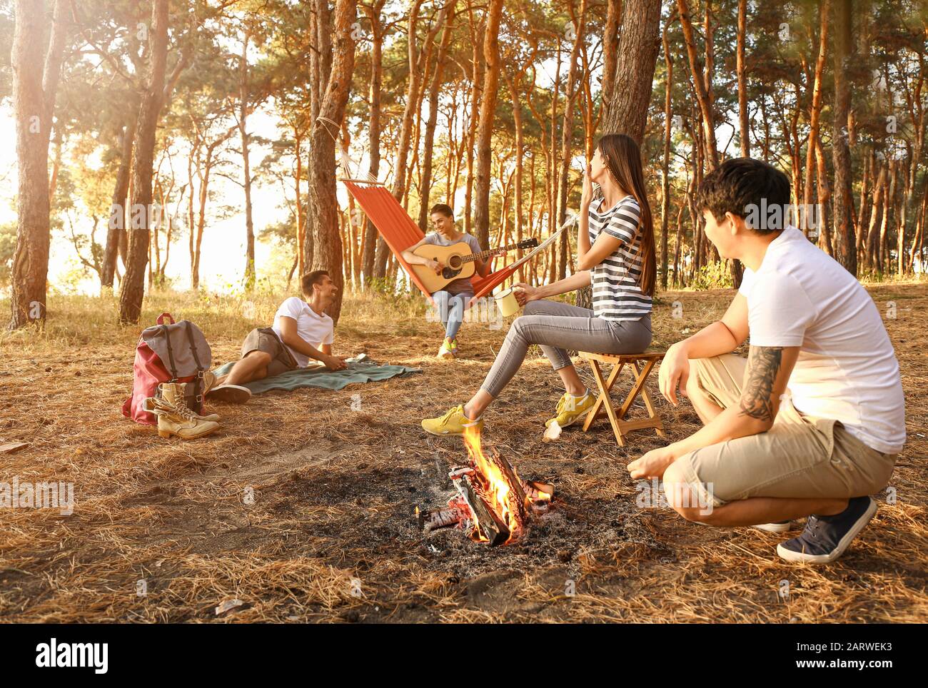 Les jeunes amis passent un week-end en forêt Banque D'Images