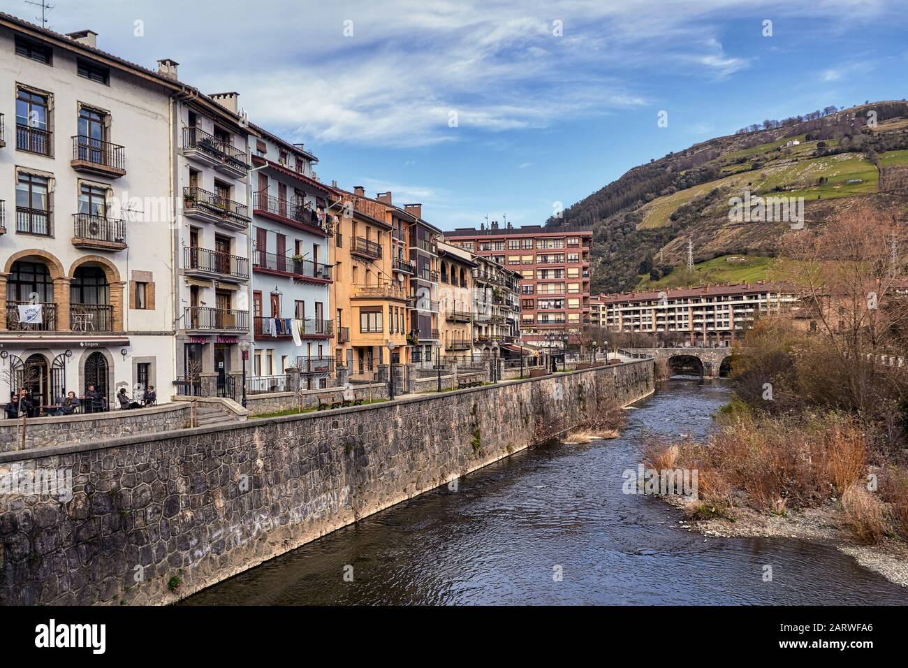 Bâtiments sur la promenade de la rivière Urola à Azpeitia Guipuzcoa, Pays basque, Espagne, Europe Banque D'Images