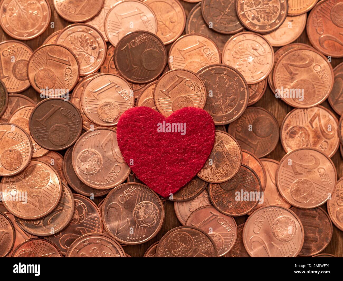 L’image pleine de centimes d’euro et de cœur rouge, de pièce de cuivre, de pièce de un et de deux cents sera rejetée par la BCE Banque D'Images