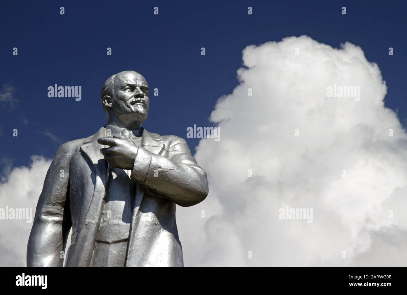 Photo sous angle de la statue du révolutionnaire communiste Vladimir Lénine Banque D'Images