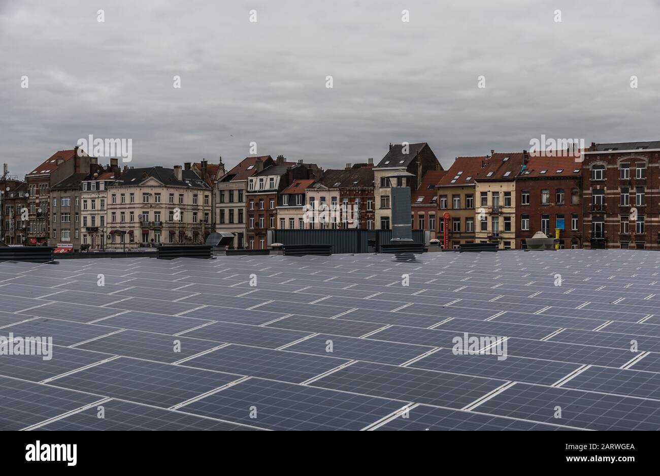 Anderlecht, région de Bruxelles capitale / Belgique - 12 07 2019: Vue sur les toits, les panneaux solaires et le marché de l'abattoir pris de l'urbain Foodmet Banque D'Images