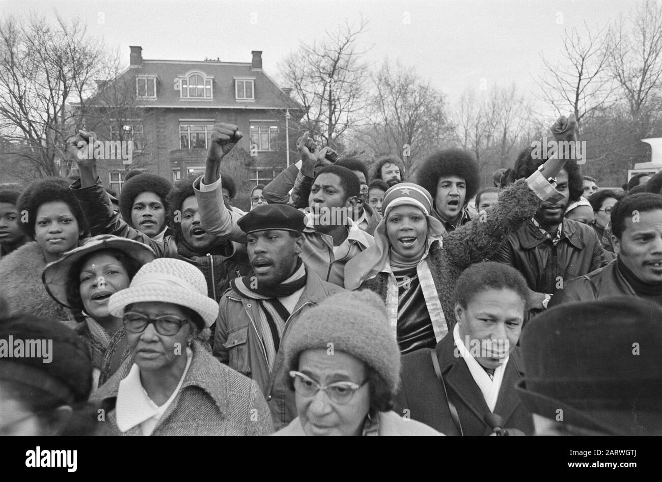 Drapeau du Suriname élevé à l'ambassade du Suriname à la Haye; groupe exubérant du Suriname Date: 25 novembre 1975 lieu: La Haye, Zuid-Holland mots clés: Ambassades, drapeaux Banque D'Images
