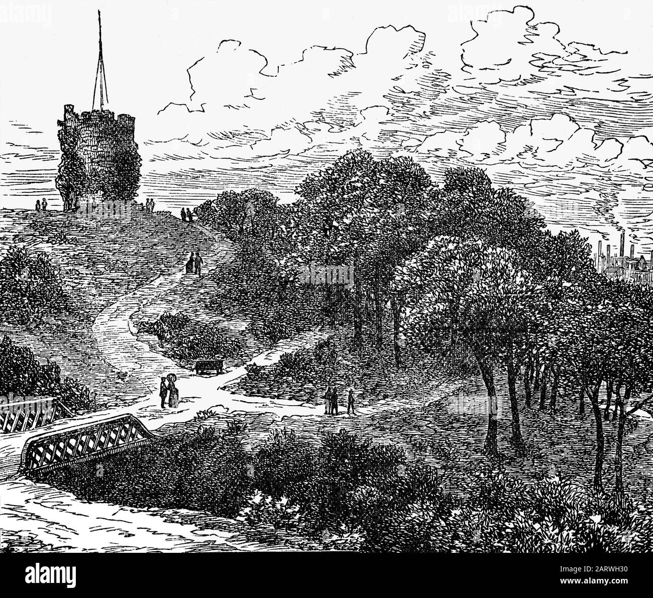 La tour de l'horloge et le pont Rustique à Cragside, près de Rothbury, dans le Northumberland, en Angleterre. La propriété de 1 729 acres avait cinq lacs artificiels utilisés pour produire de l'hydroélectricité, et la maison était la première au monde à être éclairée par l'hydroélectricité, à l'aide de lampes à incandescence fournies par l'inventeur Joseph Swan. Il a été créé par William George Armstrong (1810-1900) propriétaire de l'Armstrong Whitworth, Elswick travaille sur Tyneside. Banque D'Images