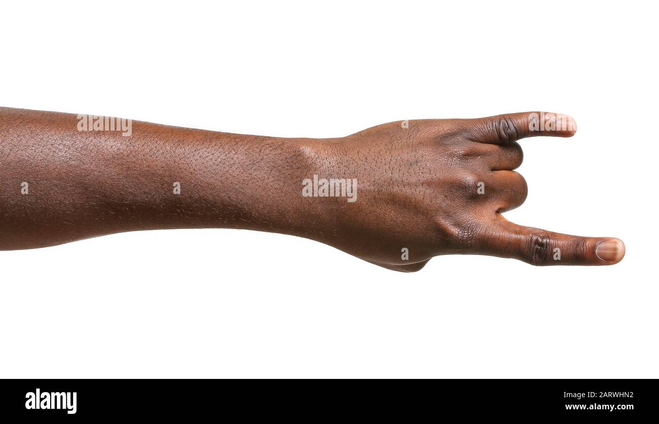 Main de l'homme afro-américain montrant le geste de "mauvais cornes" sur fond blanc Banque D'Images