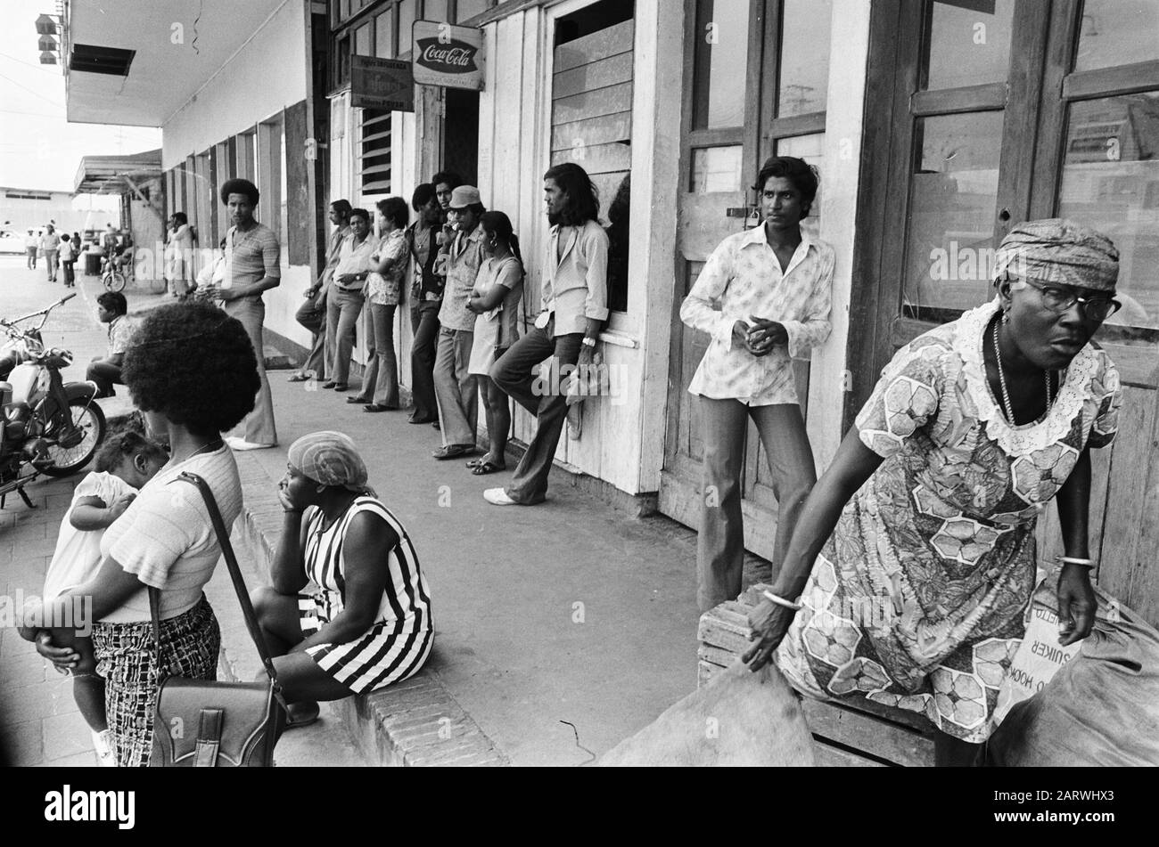 Suriname, The Erven, Poverty; Hindu family, Street image Date: 1 avril 1975 mots clés: Pauvreté, Street images, familles Nom personnel: De Erven Banque D'Images