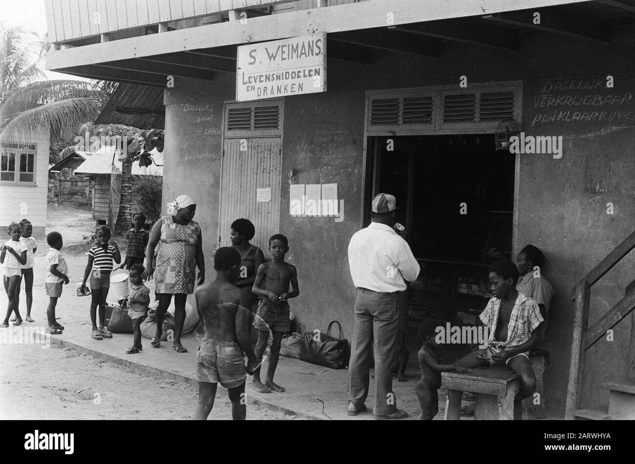 Suriname, Boslandcreolen et Indiens; magasin dans le village de Boslandcreole Annotation: Uitthangbord. S. Weimans. Aliments Et Boissons Date : 1er Avril 1975 Lieu : Suriname Banque D'Images