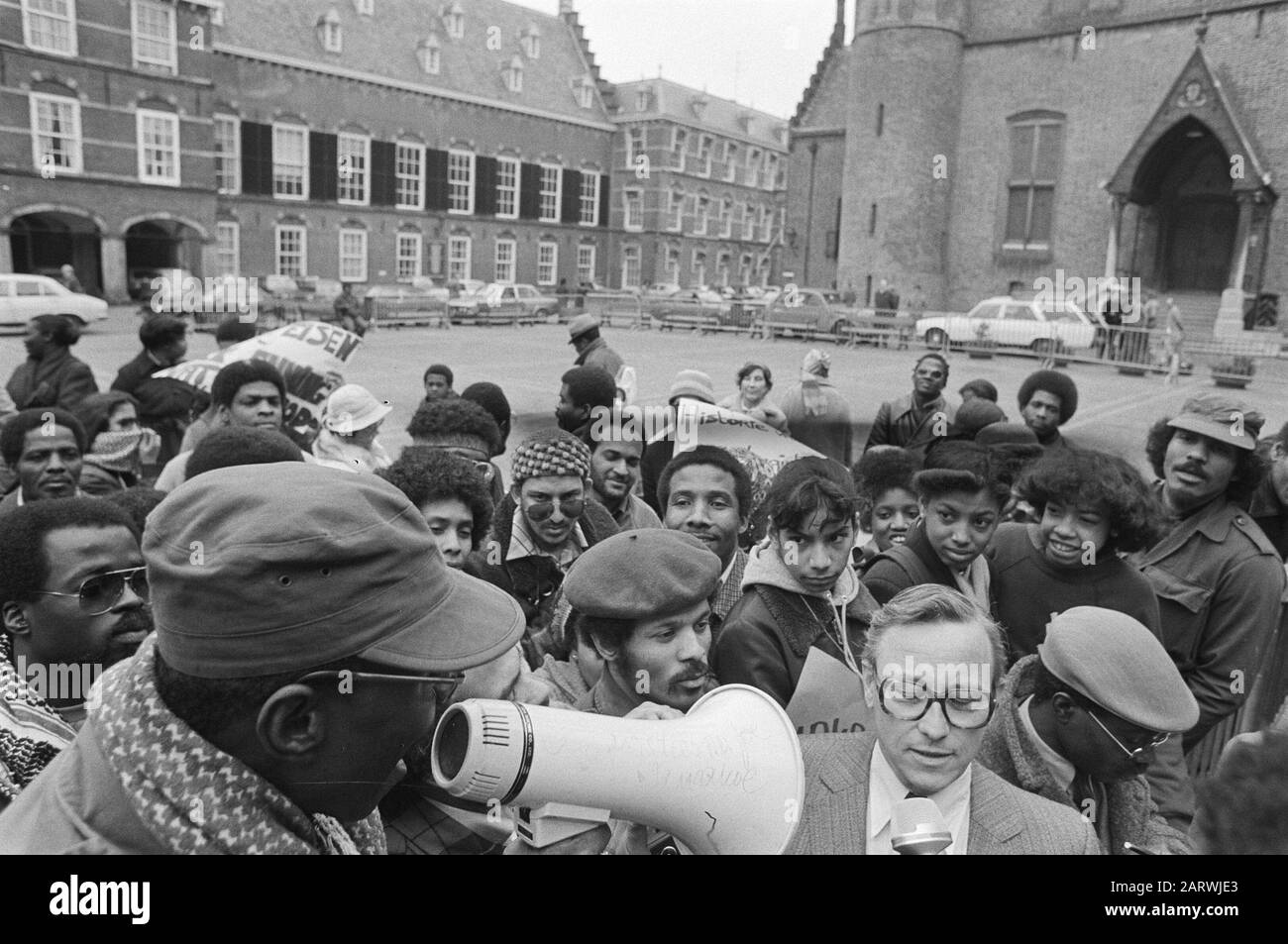 Surinamese à Binnenhof pour la reconnaissance du nouveau régime au Suriname; avec Piet van Zeil (à droite) Date: 4 mars 1980 lieu: Binnenhof, la Haye, Zuid-Holland mots clés: Manifestations Banque D'Images