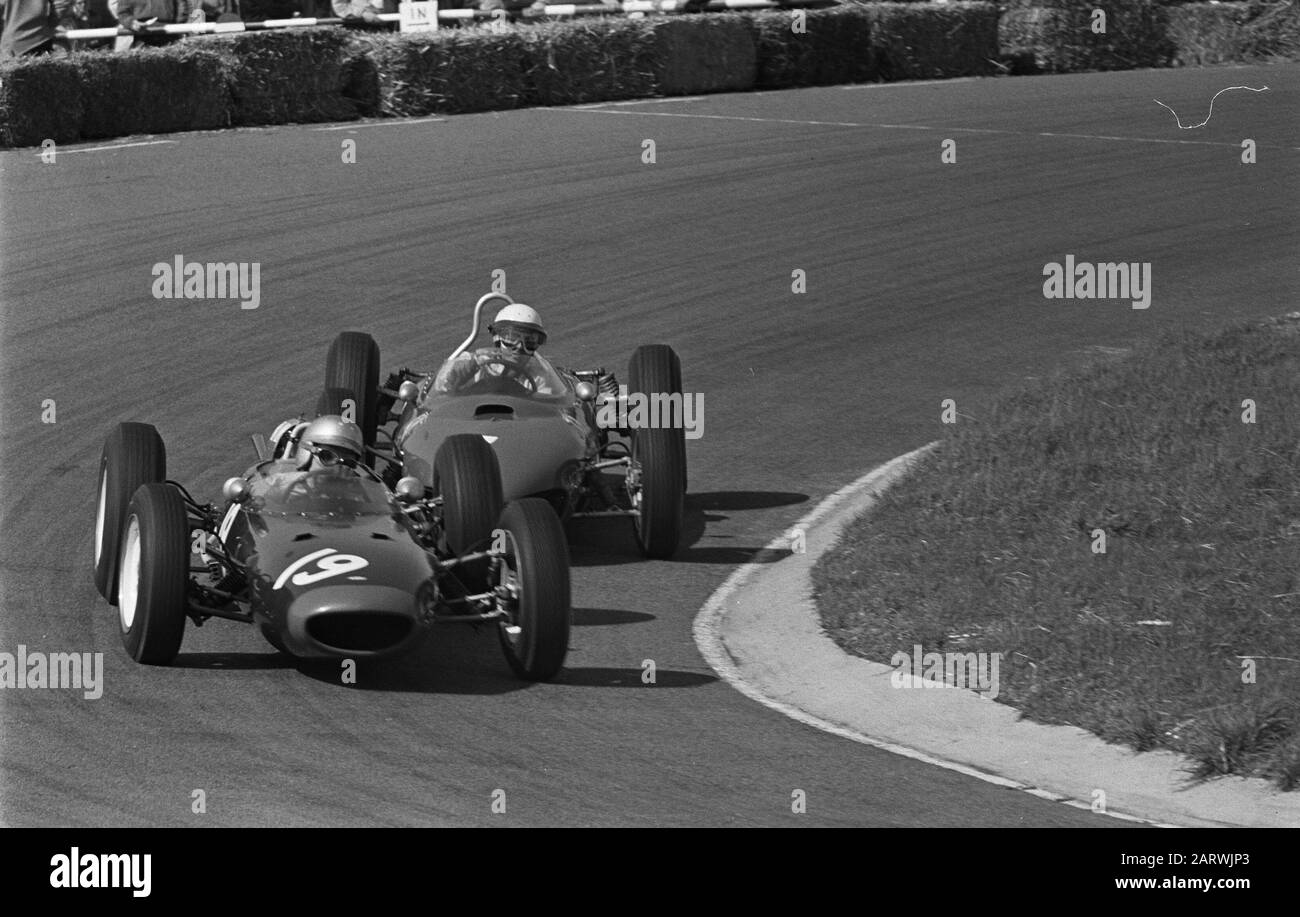 Nederlands: Circuit Grand Prix te Zandvoort. John Surtees (Bowmaker Racing, Lola MK4, #19) dirige le champion du monde en défense Phil Hill (Scuderia Ferrari, Ferrari 156, #1) pendant le Grand Prix hollandais de 1962 au circuit de Zandvoort; Banque D'Images