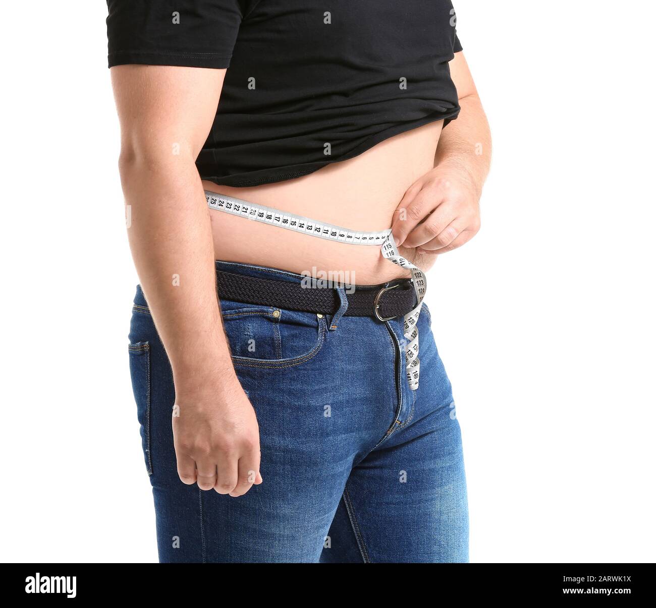 Homme en surpoids mesurant sa taille sur fond blanc. Concept de perte de poids Banque D'Images