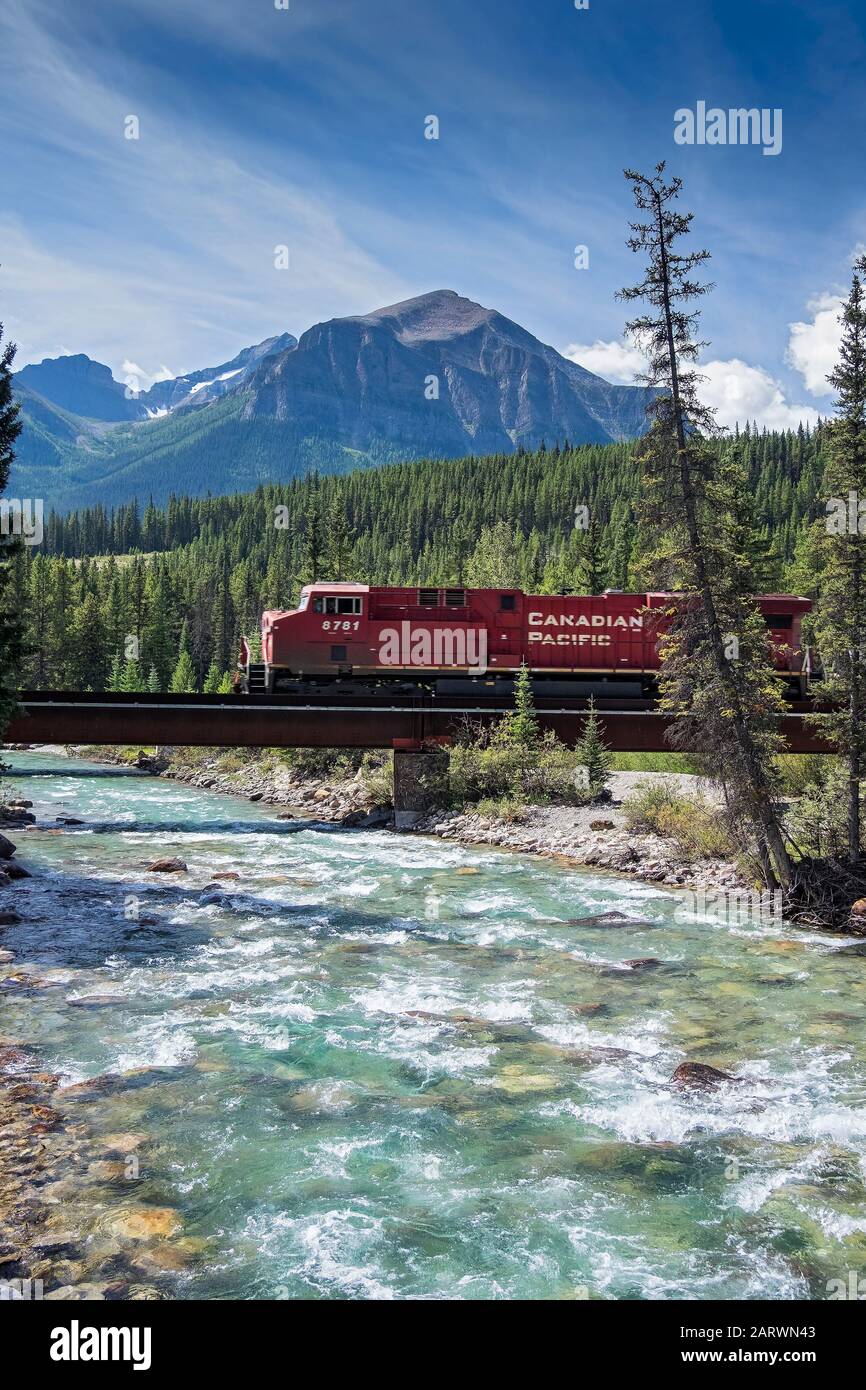 Chemin De Fer Canadien Pacifique Traversée De La Rivière Bow Soutenue Par Fairview Mountain, The Rockies, Alberta, Canada Banque D'Images