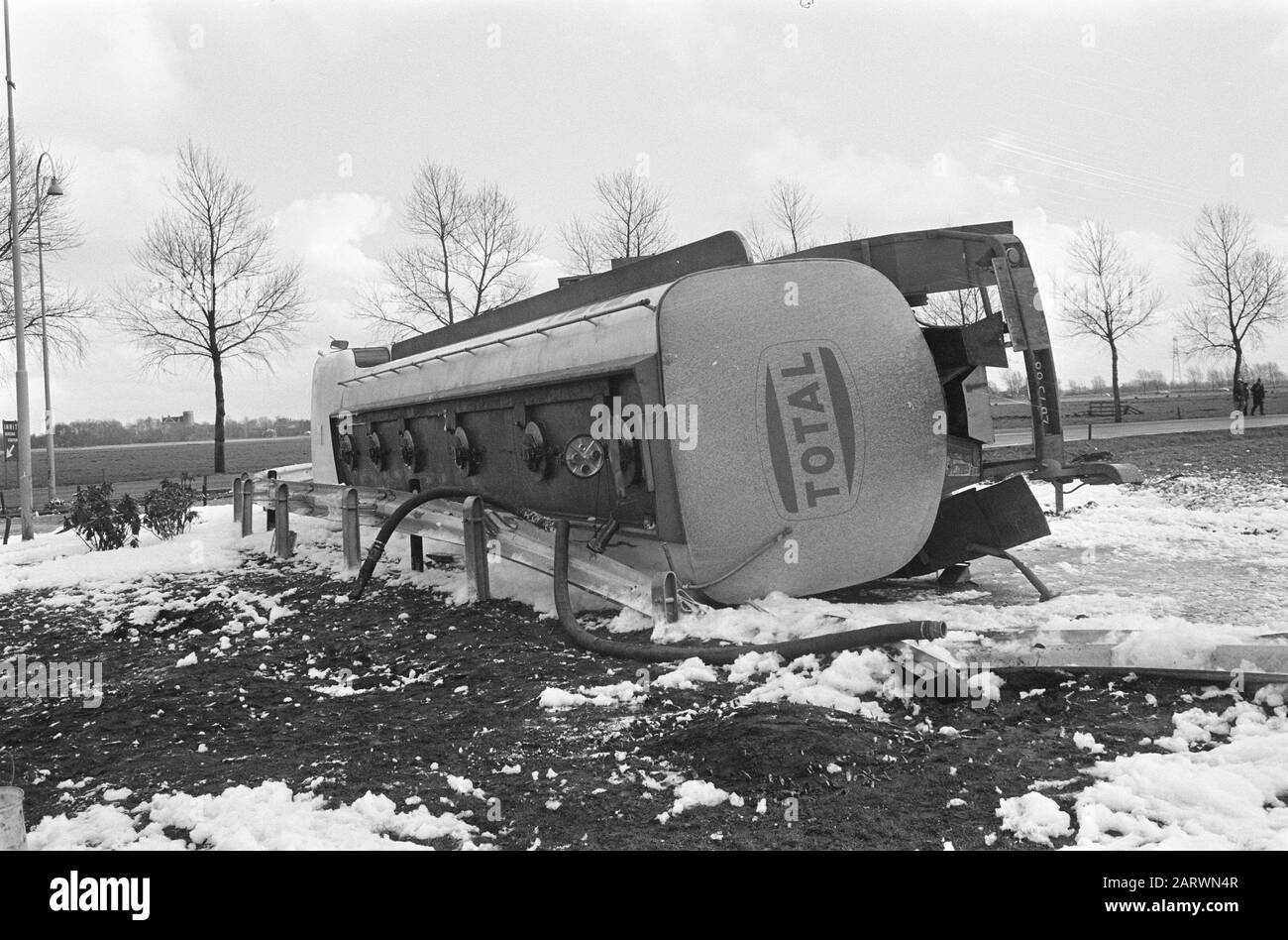 Camion-citerne incliné à Loenersloot Date: 7 février 1969 mots clés: Pétroliers Banque D'Images