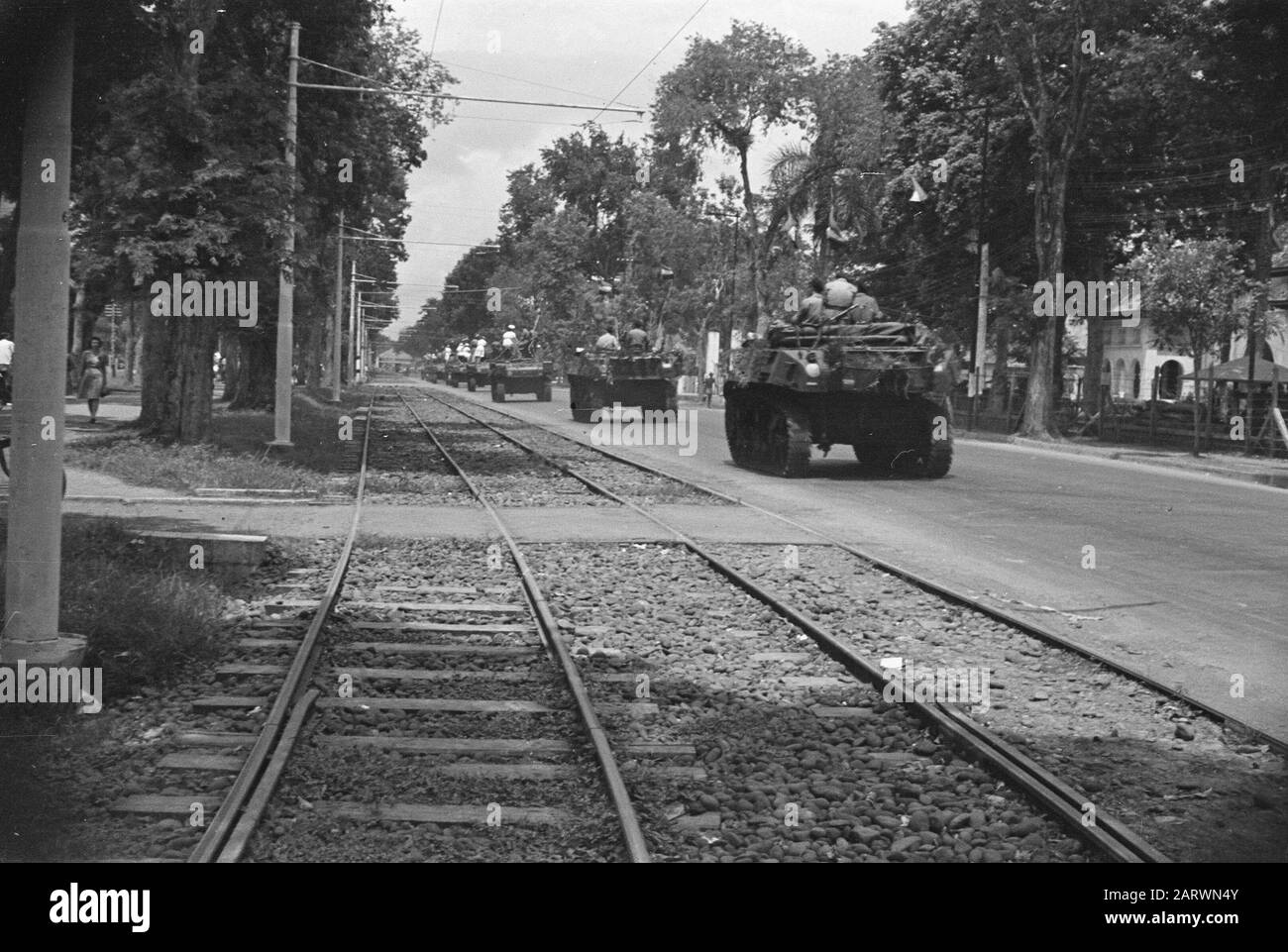 Parties à la suite de la naissance de Princess Marijke Tanks et camions avec le drapeau néerlandais Date: 19 janvier 1947 lieu: Batavia, Indonésie, Jakarta, Néerlandais- Inde Banque D'Images