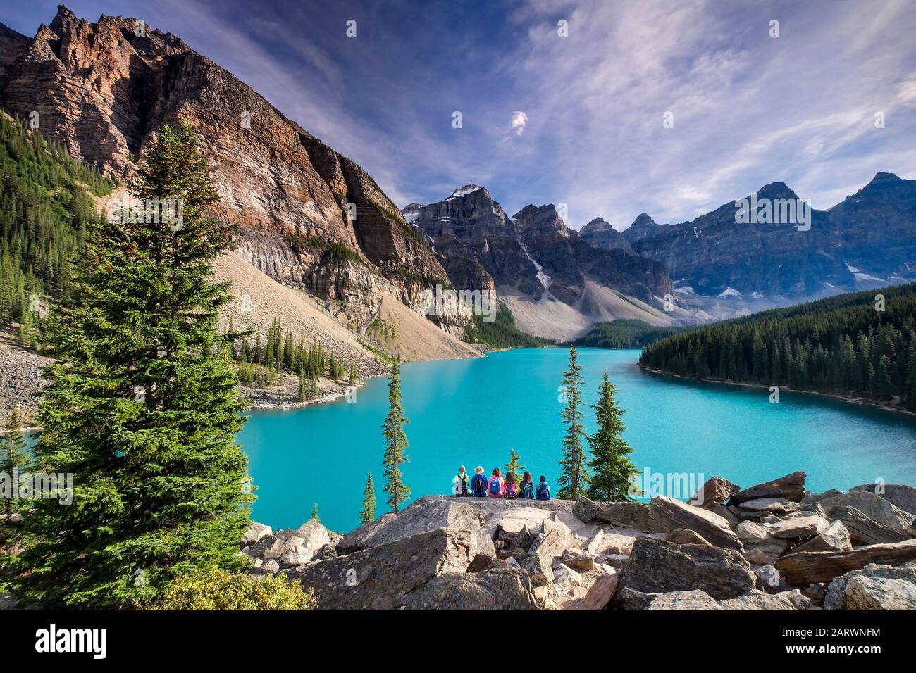 Admirer La Vue Depuis Le Rockpile, Le Lac Moraine, La Vallée Des Dix Pics, Le Parc National Banff, Les Rocheuses Canadiennes, Alberta, Canada Banque D'Images