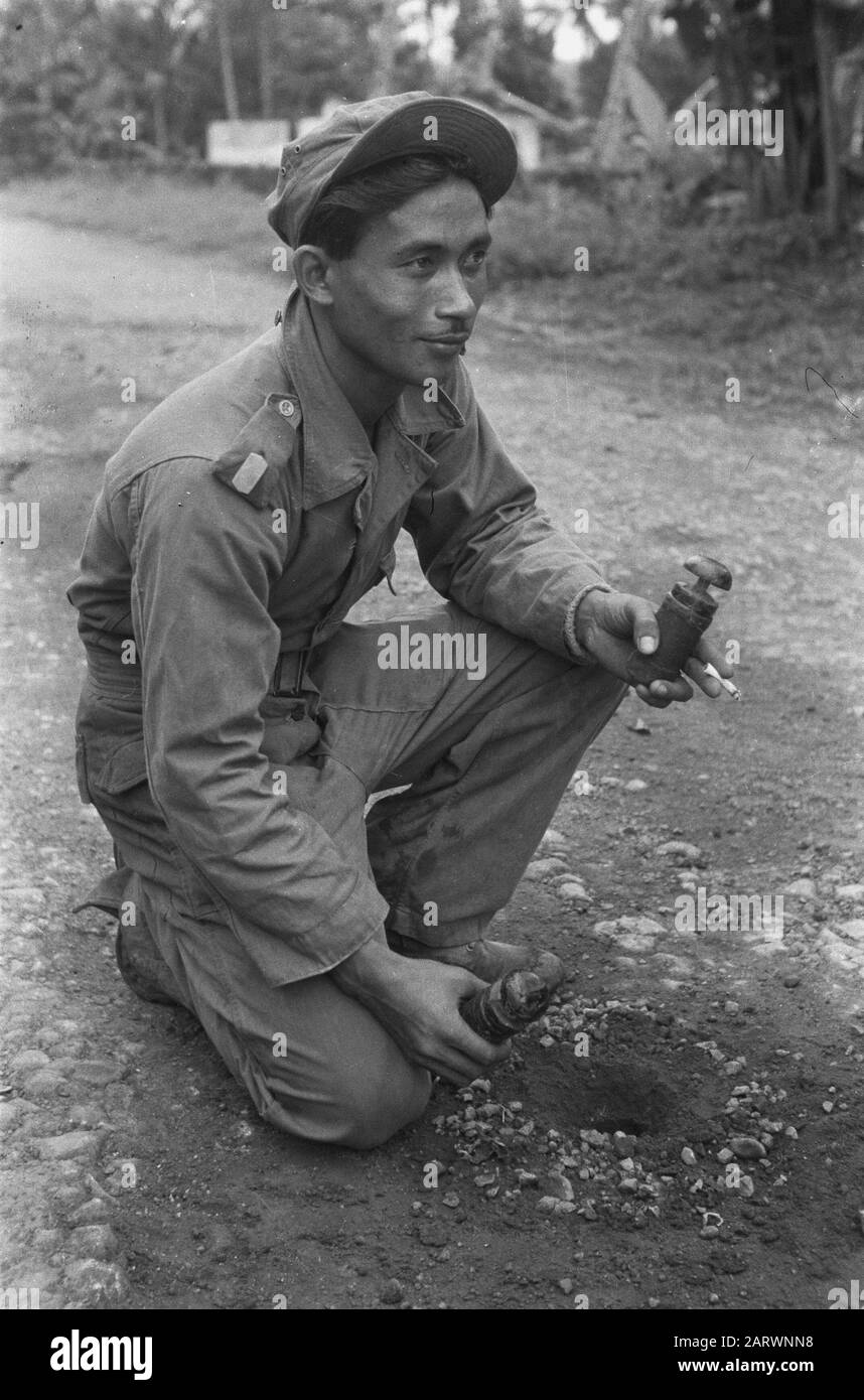 Tasikmalaja Tasikmalaja. Un sport populaire des Républicains est toujours la pose de mines terrestres. Date : Octobre 1947 Lieu : Indonésie, Antilles Néerlandaises De L'Est Banque D'Images