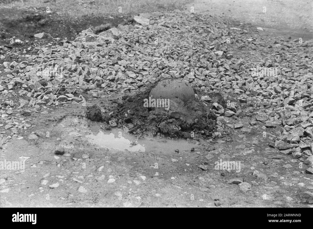 Tasikmalaja Tasikmalaja. Un sport populaire des Républicains est toujours la pose de mines terrestres. Date : Octobre 1947 Lieu : Indonésie, Antilles Néerlandaises De L'Est Banque D'Images