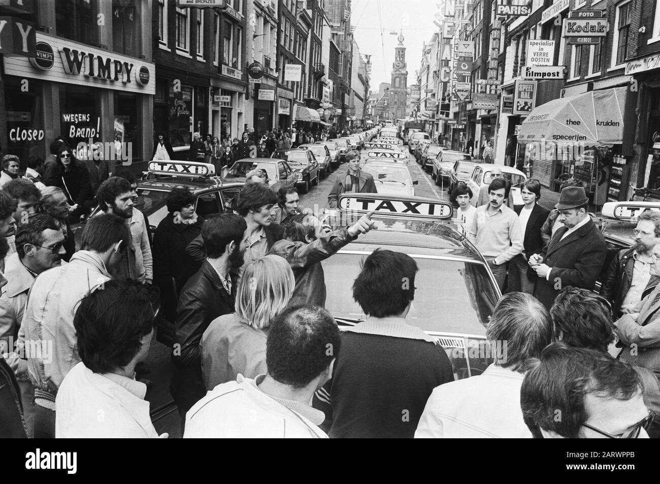 Les chauffeurs de taxi bloquent Reguliersbreestraat à Amsterdam en protestant contre les discours d'un collègue chauffeurs de taxi, manifestations Date : 12 avril 1979 lieu : Amsterdam, Noord-Holland mots clés : manifestations, chauffeurs de taxi Banque D'Images