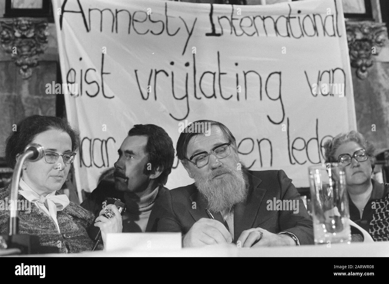 Teach Inn pour les prisonniers politiques en URSS à Moïse et Aaronkerk à Amsterdam; l'écrivain russe Sinjavsky et épouse Date: 29 novembre 1975 lieu: Amsterdam, Noord-Holland Nom de l'institution: Église Moïse et Aaron, Teach In Banque D'Images