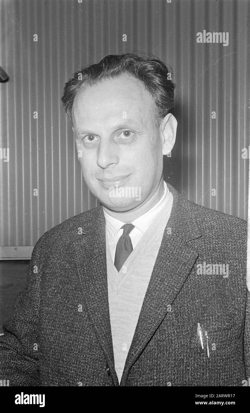Apprentissage du CPN dans Krasnapolsky, numéro 9 Hoekstra (chef et numéro 10 Wolf (chef) (rédacteur vérité) Date: 6 février 1967 lieu: Amsterdam, Noord-Holland Nom personnel: Hoekstra, Wolf Nom de l'institution: CPN, Krasnapolsky Banque D'Images