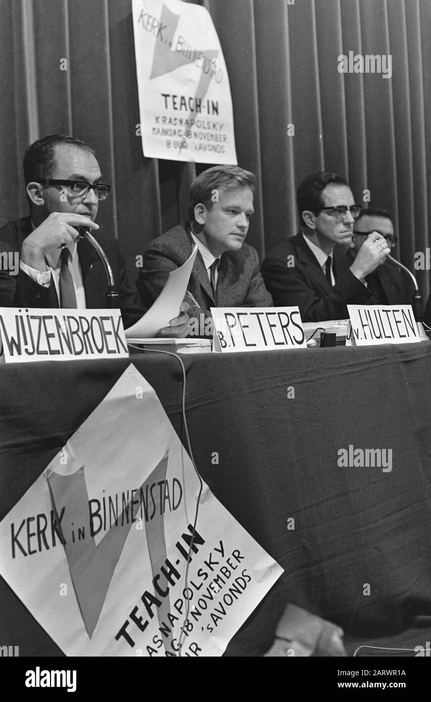 Apprenez-en plus sur l'église dans le centre-ville de Kras v.l.n.n. M. Peters, Hutten en Plantinga (apprentissage du président) Date : 18 novembre 1968 mots clés : Églises, réunions, présidents : Kroon, Ron/Annefo Banque D'Images