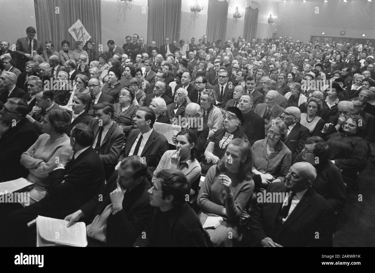 Enseigner à propos de l'église dans le centre-ville de Kras M. Nagel a interrumpé plusieurs fois ce soir Date: 18 novembre 1968 mots clés: Églises, aperçus, réunions, halls Banque D'Images