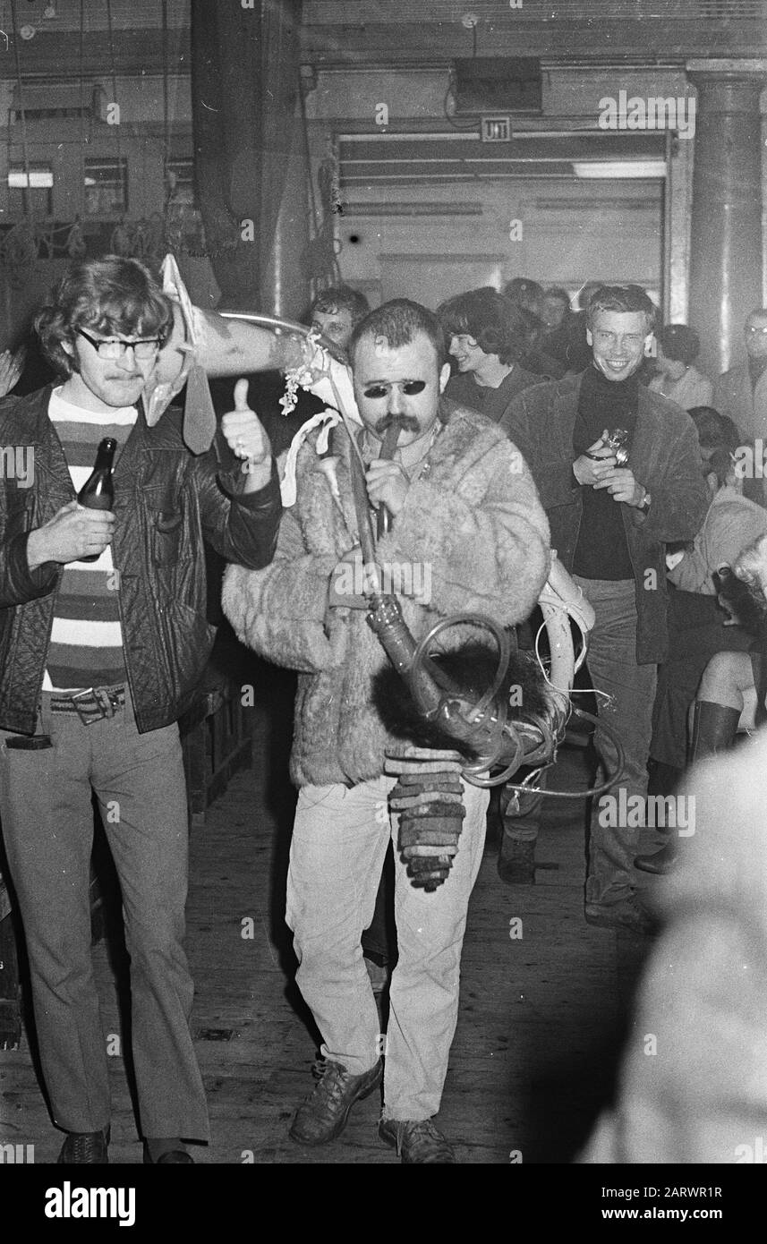 Apprenez-en plus sur le centre-ville de Frascati. Theo Kley vient avec le plaignant Frascati Date: 8 octobre 1967 Nom de l'institution: Frascati Banque D'Images