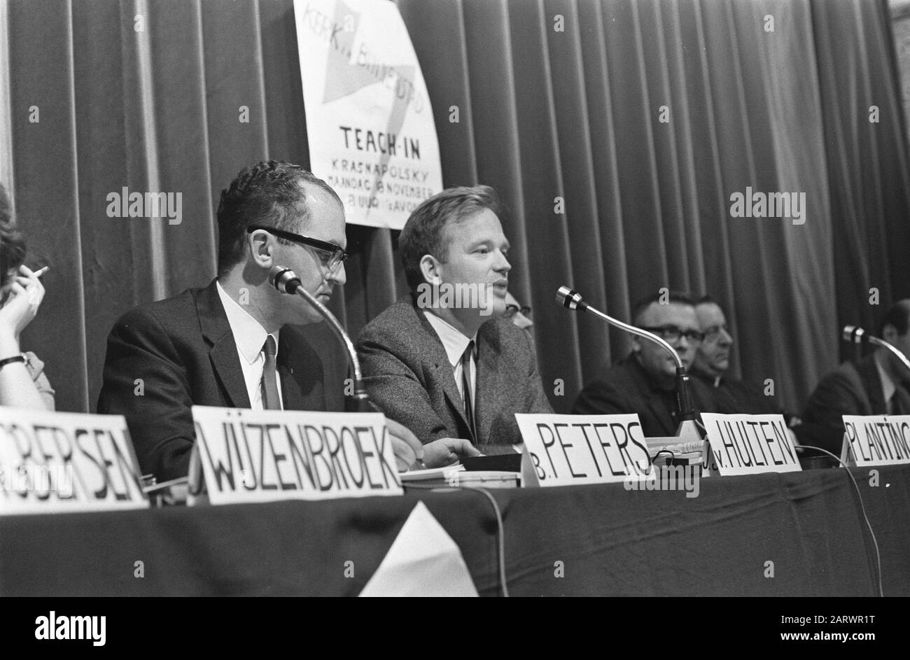 Enseigner à propos de l'église dans le centre ville de Kras M. Nagel a interrumpé plusieurs fois ce soir Date: 18 novembre 1968 mots clés: Églises, réunions Banque D'Images