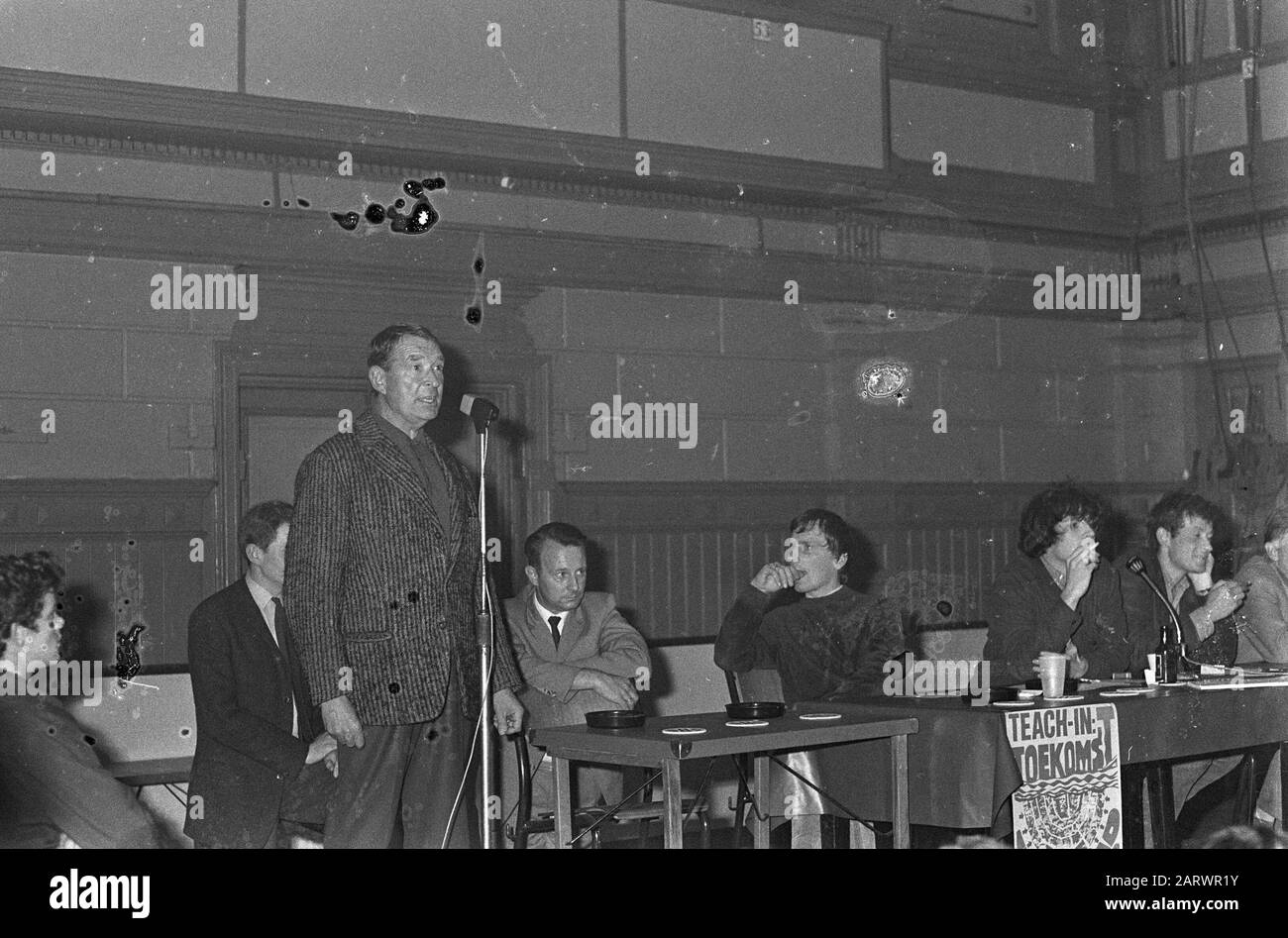 Apprenez-en plus sur le centre-ville de Frascati. L'un des intervenants était le français plus sculpteur Date: 8 octobre 1967 mots clés: Villes intérieures, conférenciers Nom de l'institution: Frascati Banque D'Images