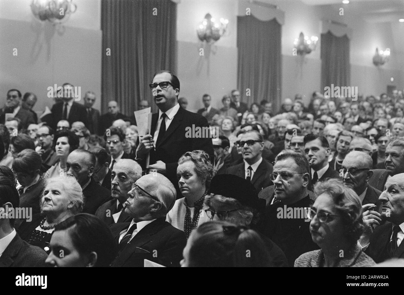 Enseigner à propos de l'église dans le centre-ville Scratch M. Nagel a interrumpé plusieurs fois ce soir Date: 18 novembre 1968 mots clés: Interruptions, églises, réunions Banque D'Images
